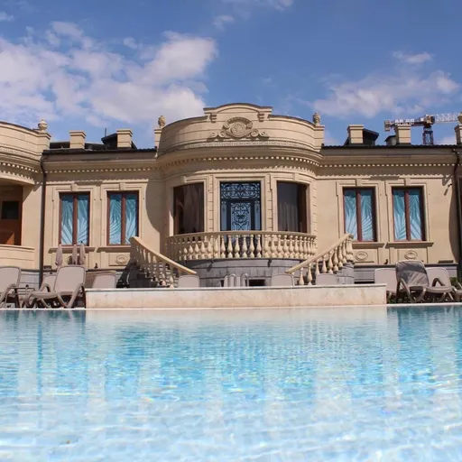 Lanj Pool, Restaurant & Music Hall