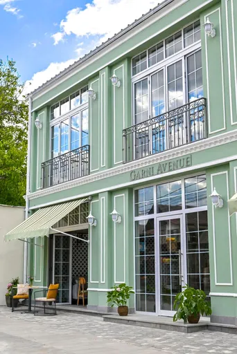 Garni Avenue